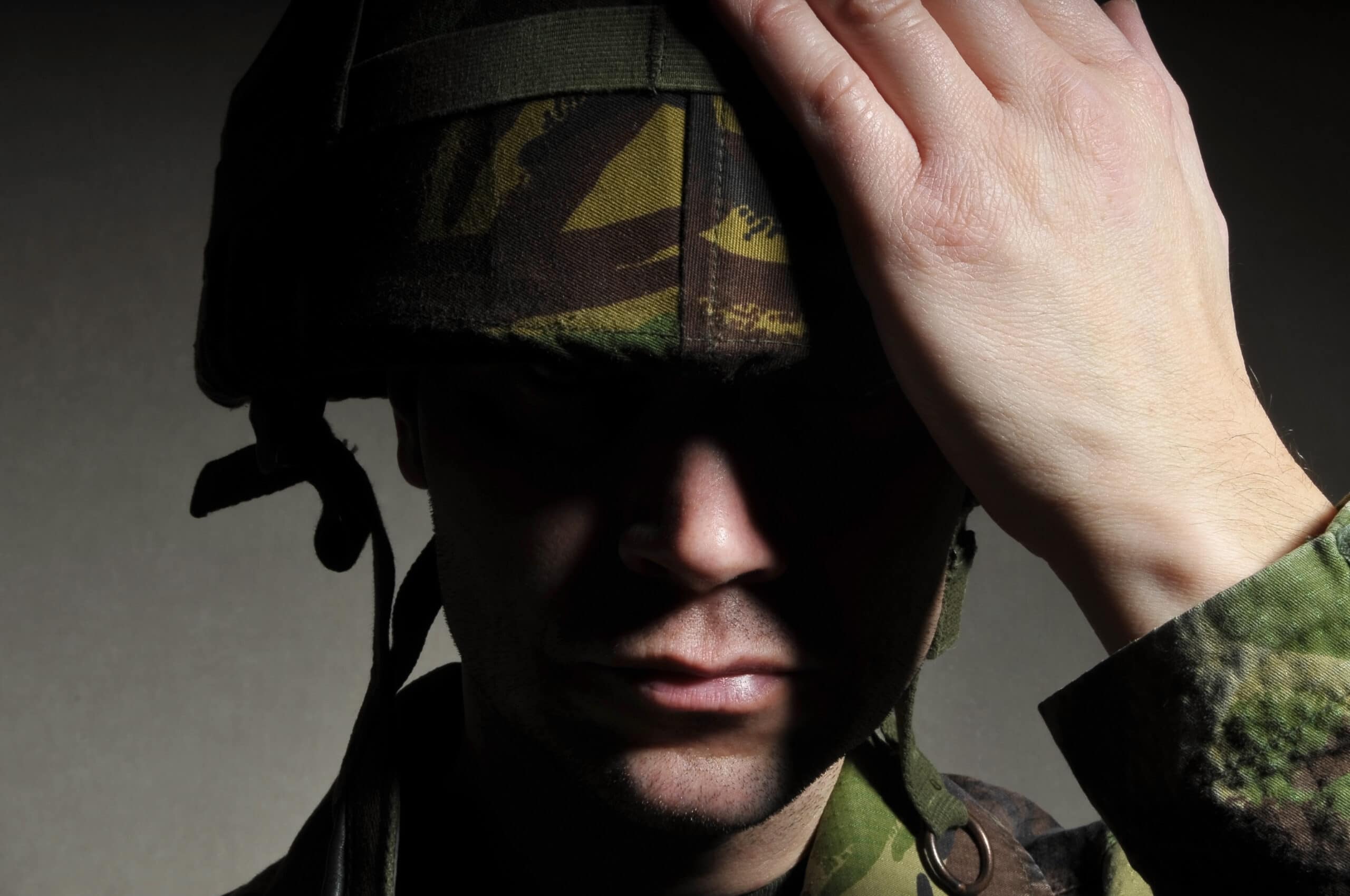 Военный стресс. ПТСР солдат. Лицо солдата.