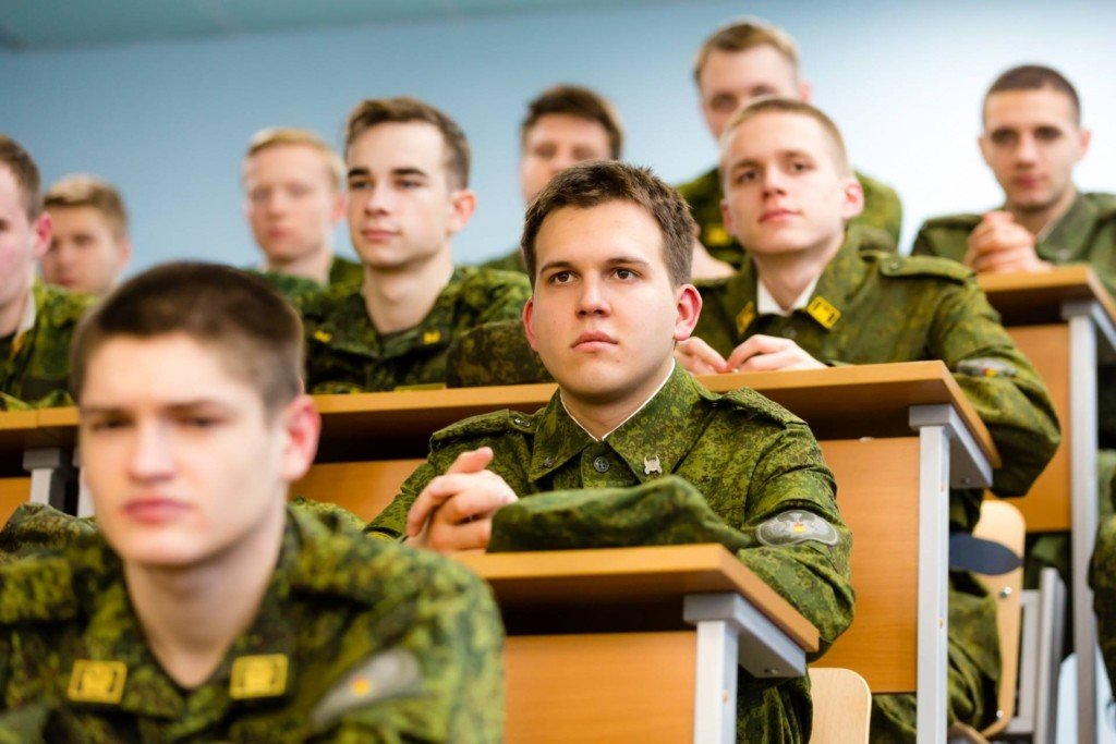 Забирают ли в армию школьных учителей?